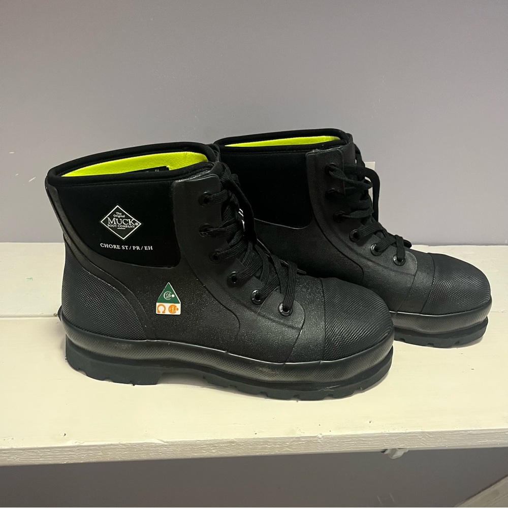 Steel toe muck boots